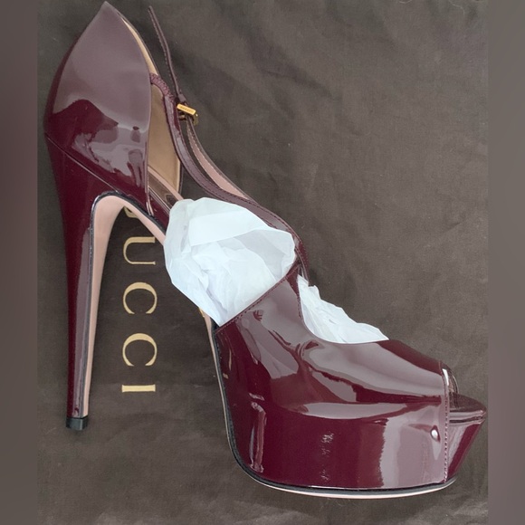 Excellent Condition, Gently Worn, Gucci, Burgundy Patent Leather Pump, Size 37/7 - Picture 4 of 15